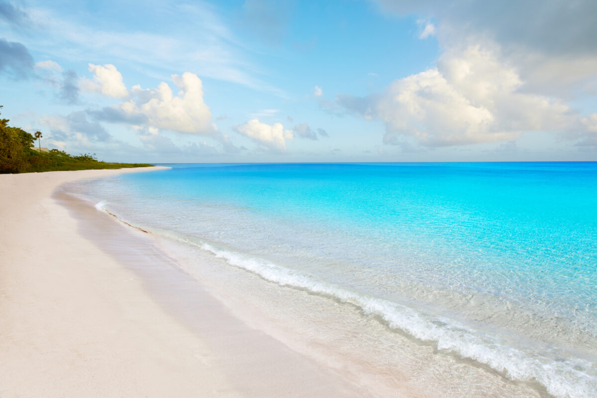 Turquoise water and white sand on a Florida beach